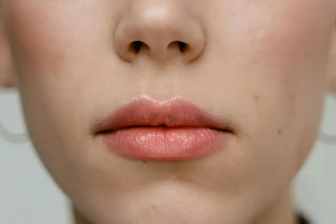close up femeie cu buza superioara
